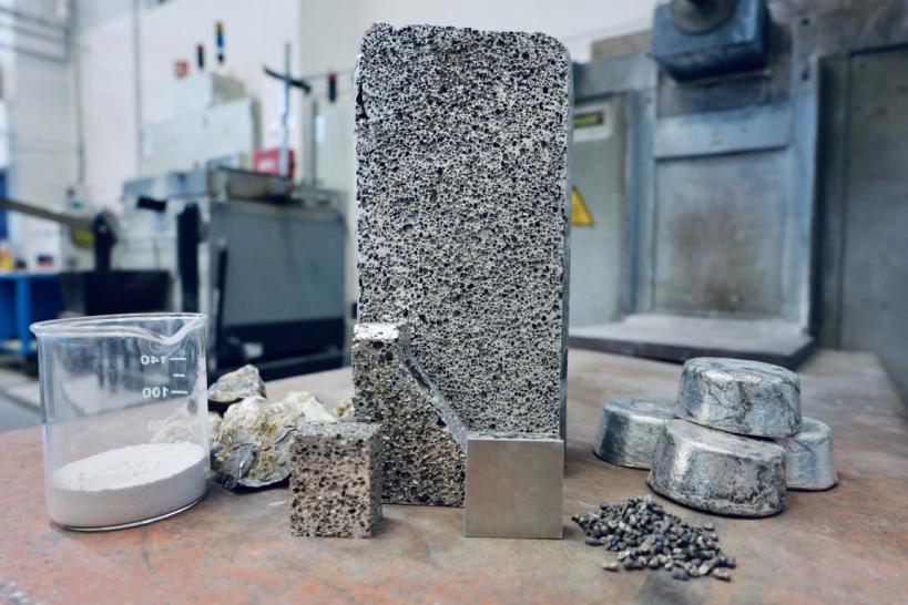 Nachhaltig produzierter, vollständig recycelbarer und ultraleichter Metallschaum