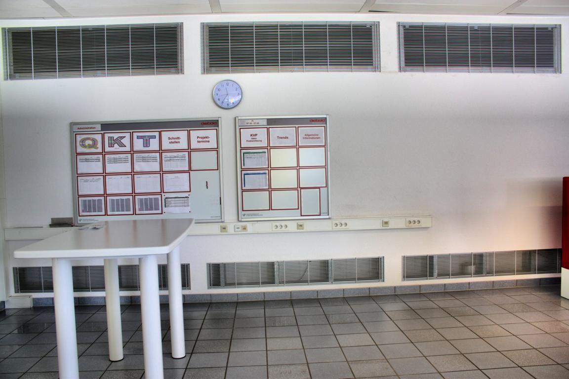 Per Schwerkraftkühlung temperiertes Büro